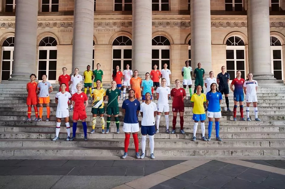 「ナイキ」がパリで女子サッカーW杯のユニホームを披露　著名選手がモデルとして登場
